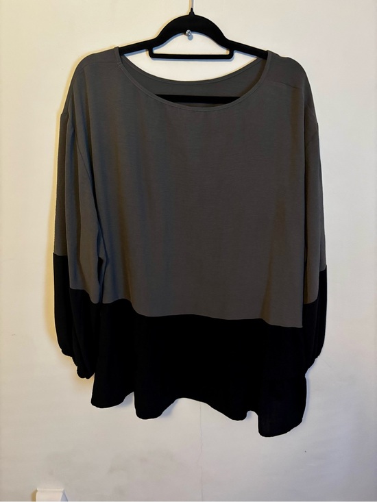 Emery Rose Tops - PLUS Black Ruffle Hem Top